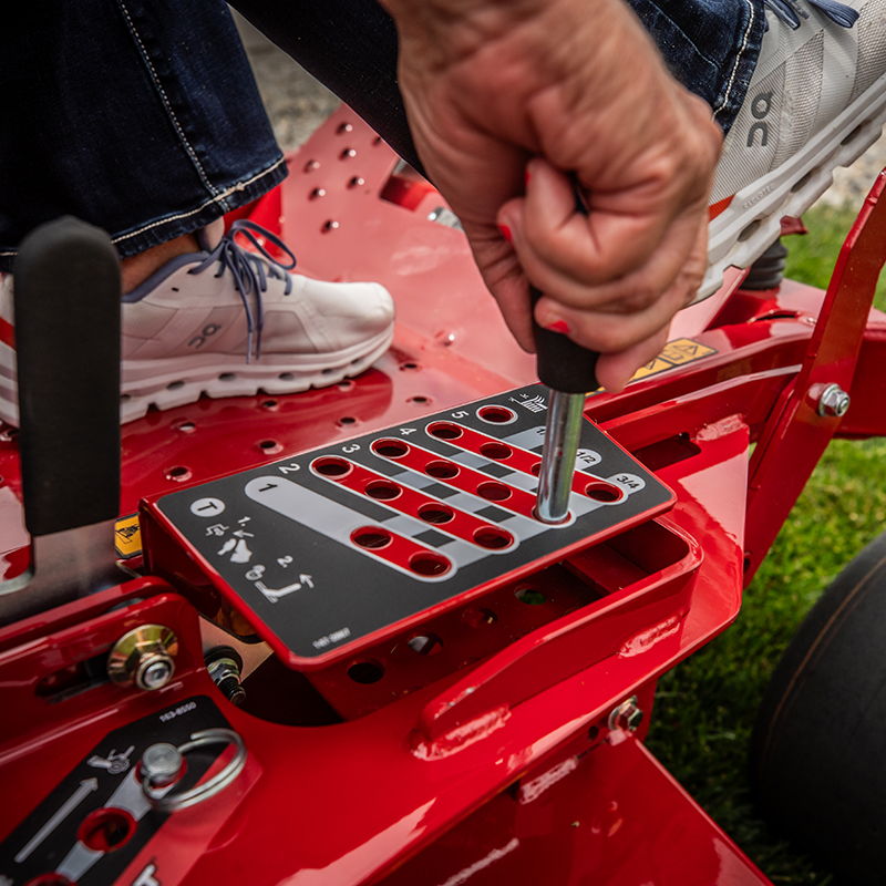 Exmark Radius E-Series with 24.5 HP* Exmark 708CC Engine and 52” UltraCut Series 3 Deck